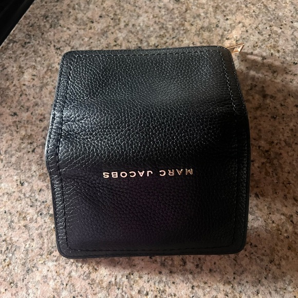 Marc Jacobs Black Pebbled Leather Slim Card Holder with Gold Logo - Picture 12 of 16